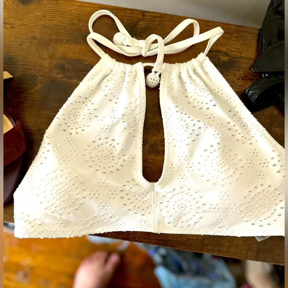 Closet clearout NWT White aerie triangle top size M lace cutout - Picture 1 of 8